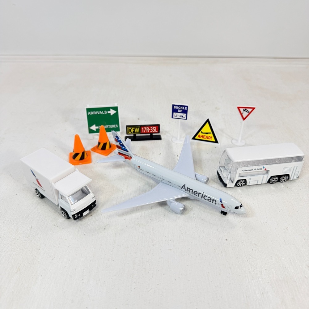 Daron American Airlines Airport Playset Boeing 777 Diecast Plane Ground Vehicles